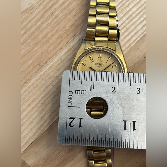 Seiko Ladies Watch Vintage Gold Tone Bracelet and Dial Day Date Windows - Picture 9 of 10